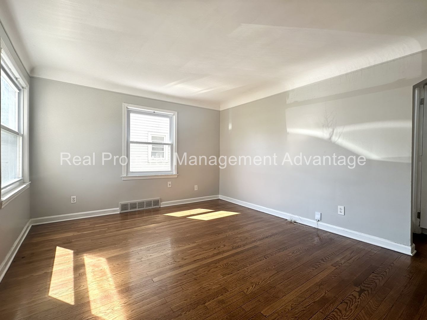 3 Bedroom Bungalow in the Heart of Roseville! – photo 2