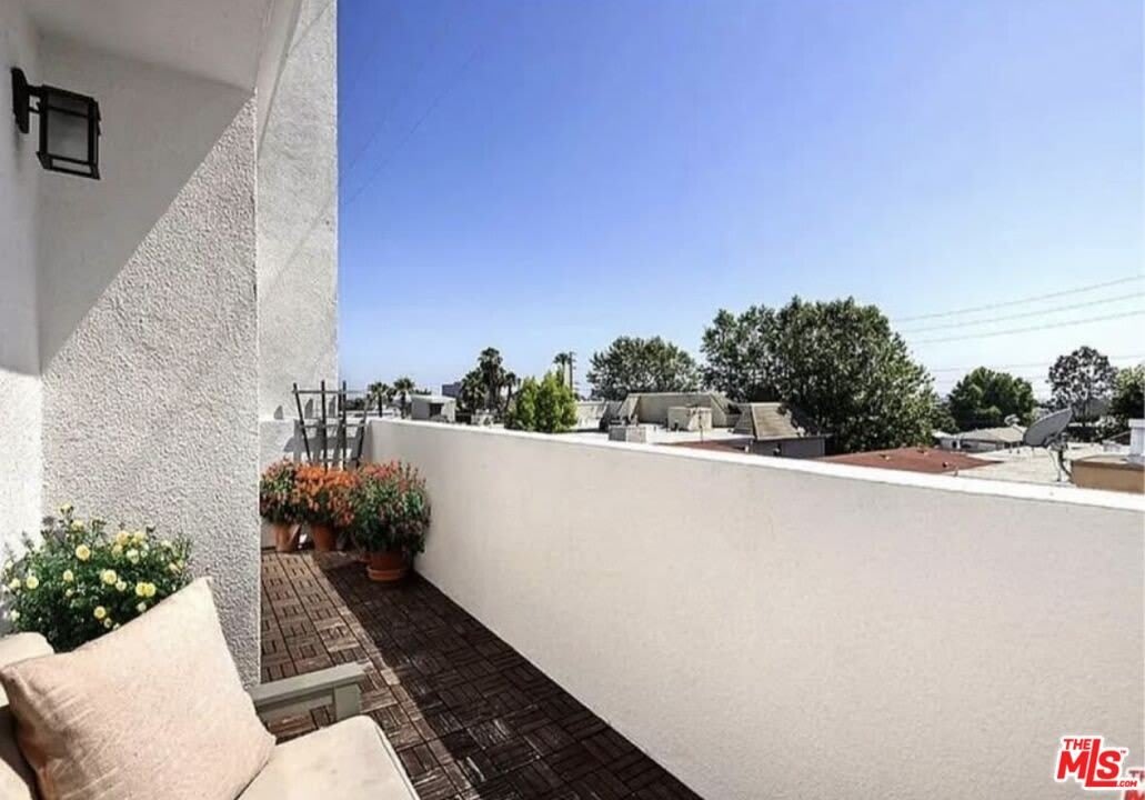 1621 Barry Ave – photo 5