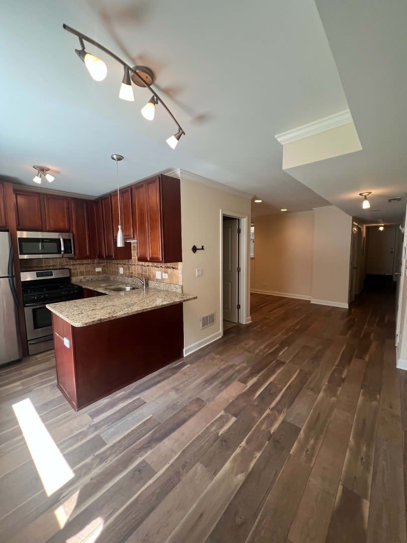 3733 N MILWAUKEE Avenue – photo 2
