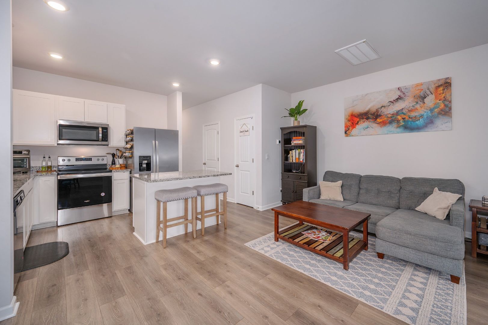 Bright 3-Bed End-Unit Townhome in Cedar Station with Modern Finishes & Private Outdoor Spaces – photo 3