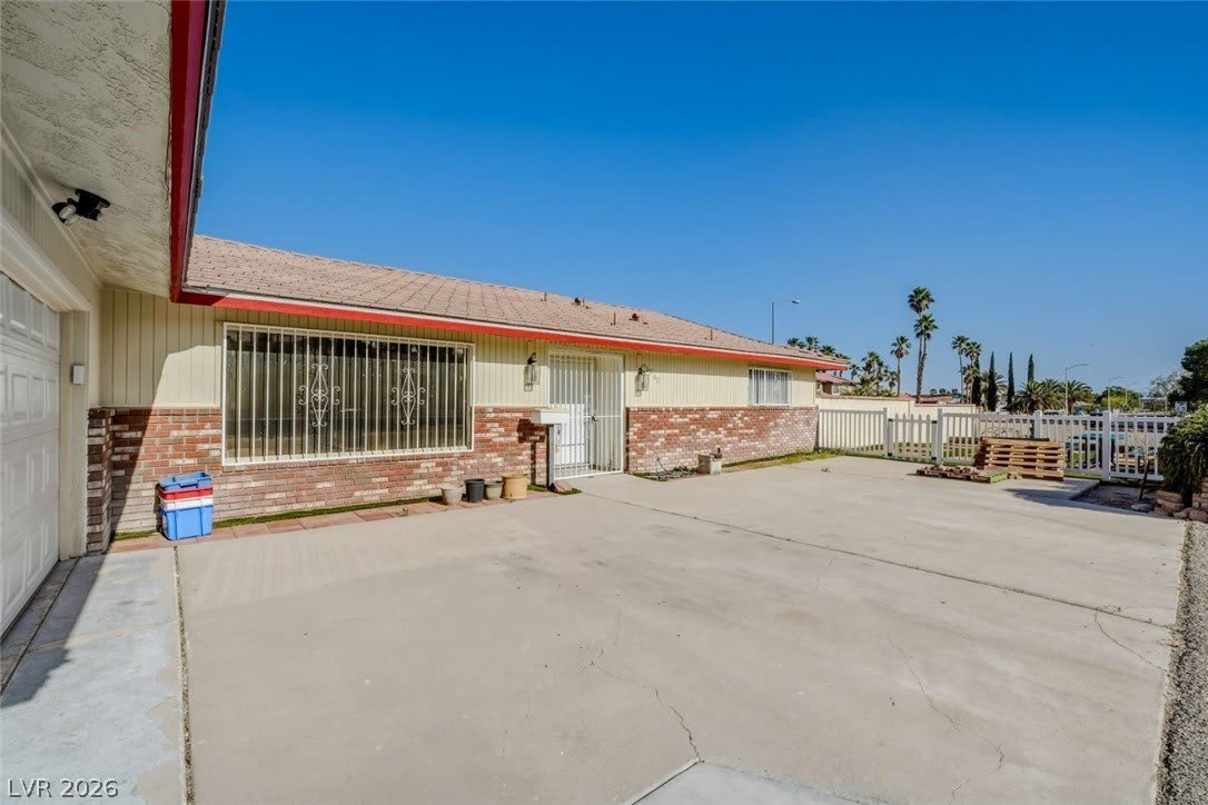 6760 W Oakey Boulevard – photo 2