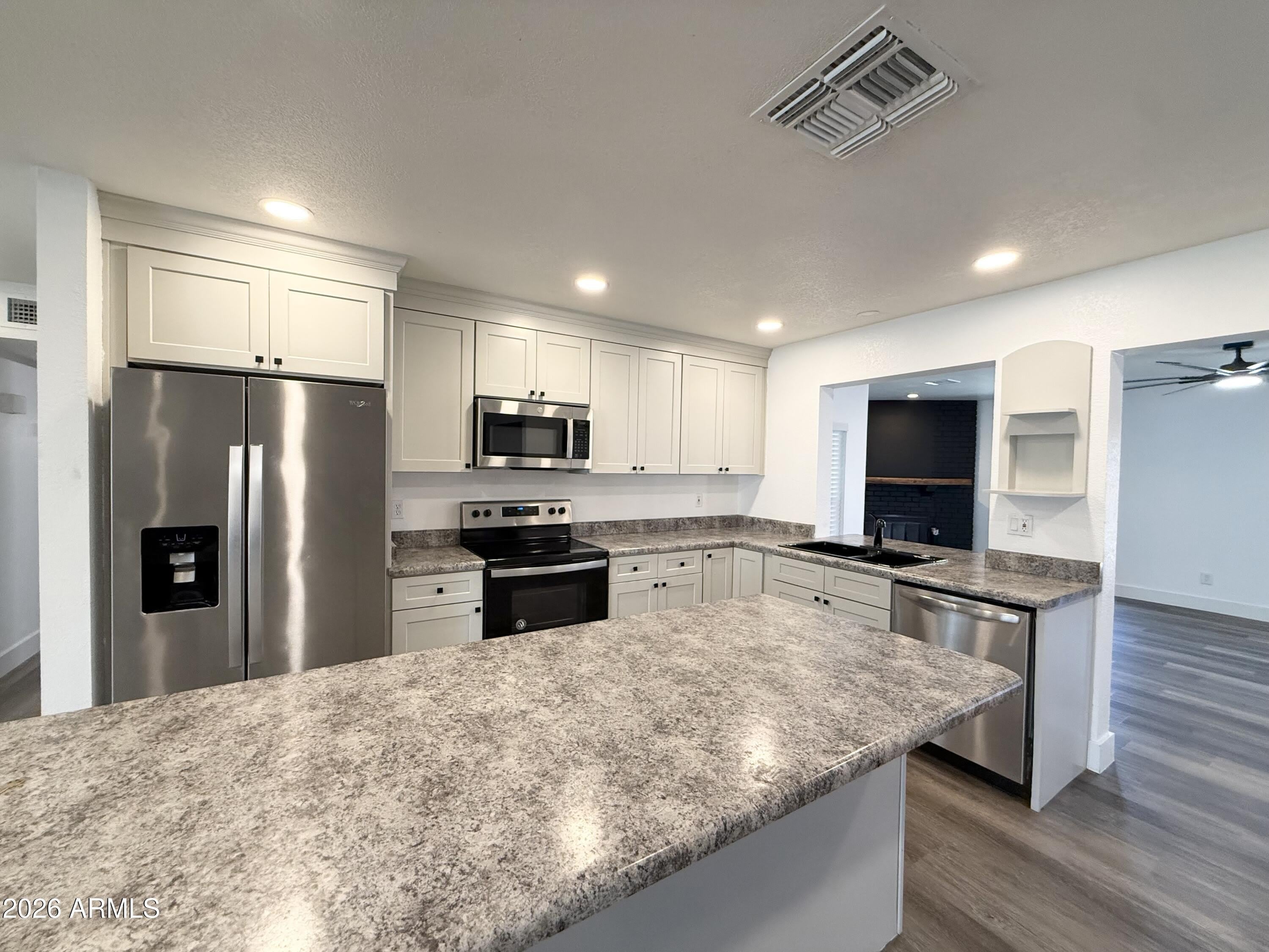 2116 E MARCONI Avenue – photo 2