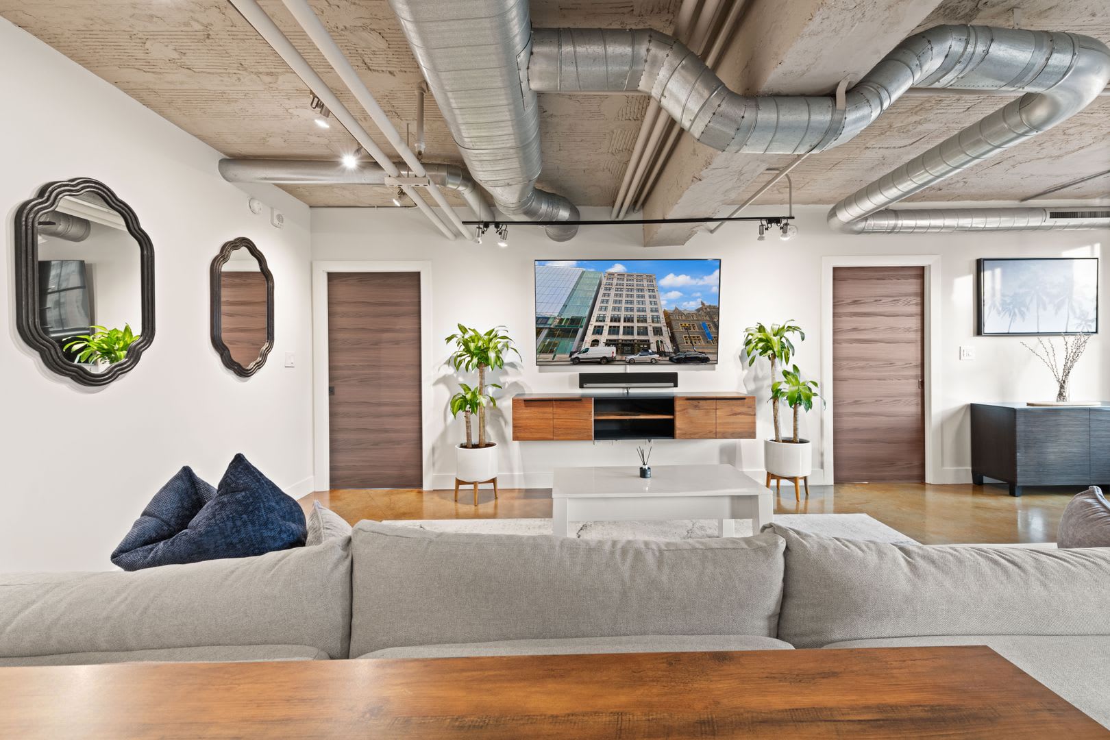 Fully Furnished Designer Loft with Parking & Monument Views! – photo 5