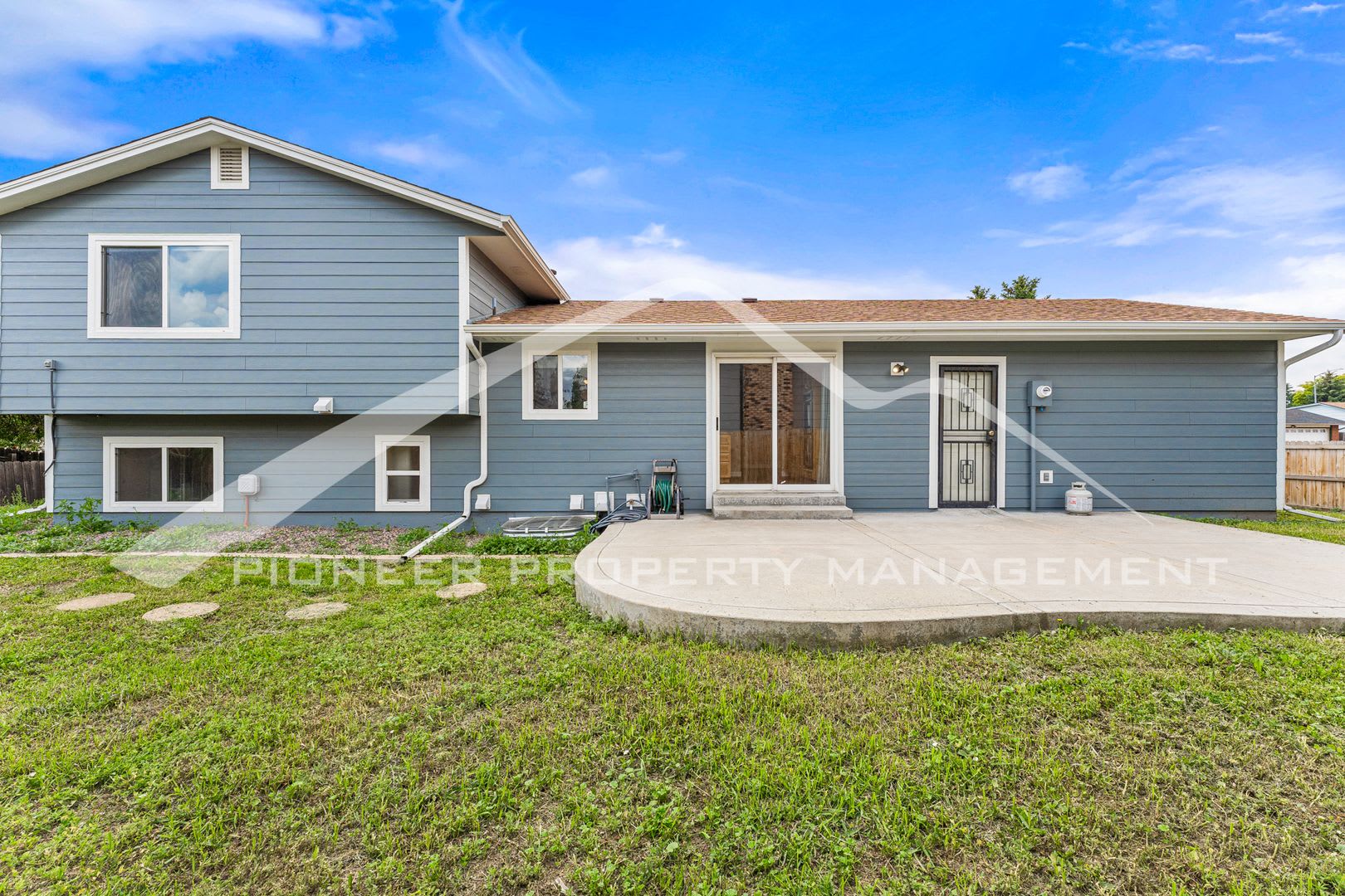 Beautiful Home with 2 Car Garage and Fenced Back Yard – photo 2