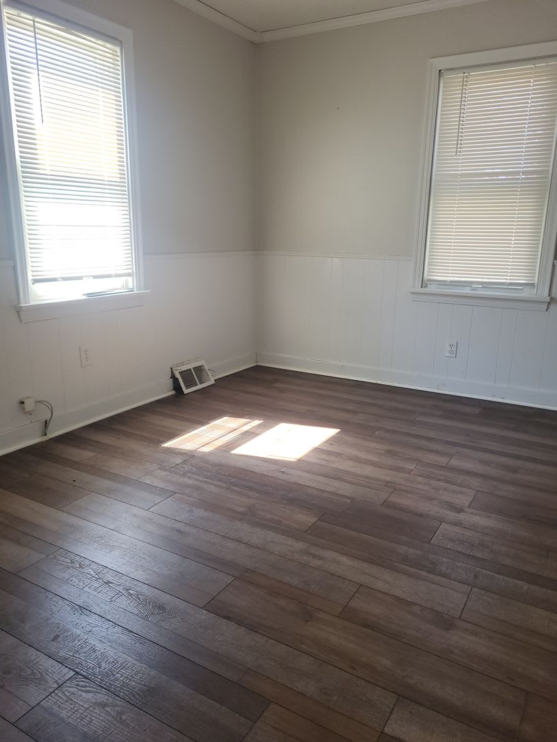 Three bedroom two bath with bonus room located in North Hills! – photo 4