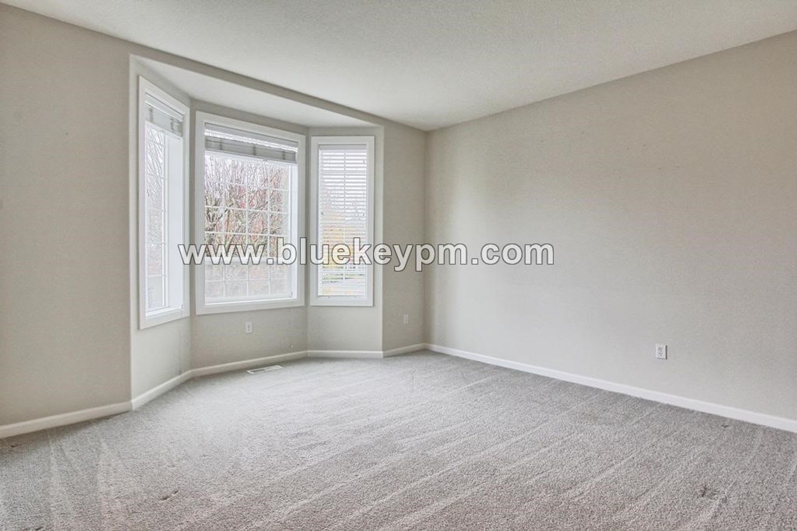4 Bed 2 5 Baths Home With Primary Suite On Main Floor In Ridgefield – photo 2