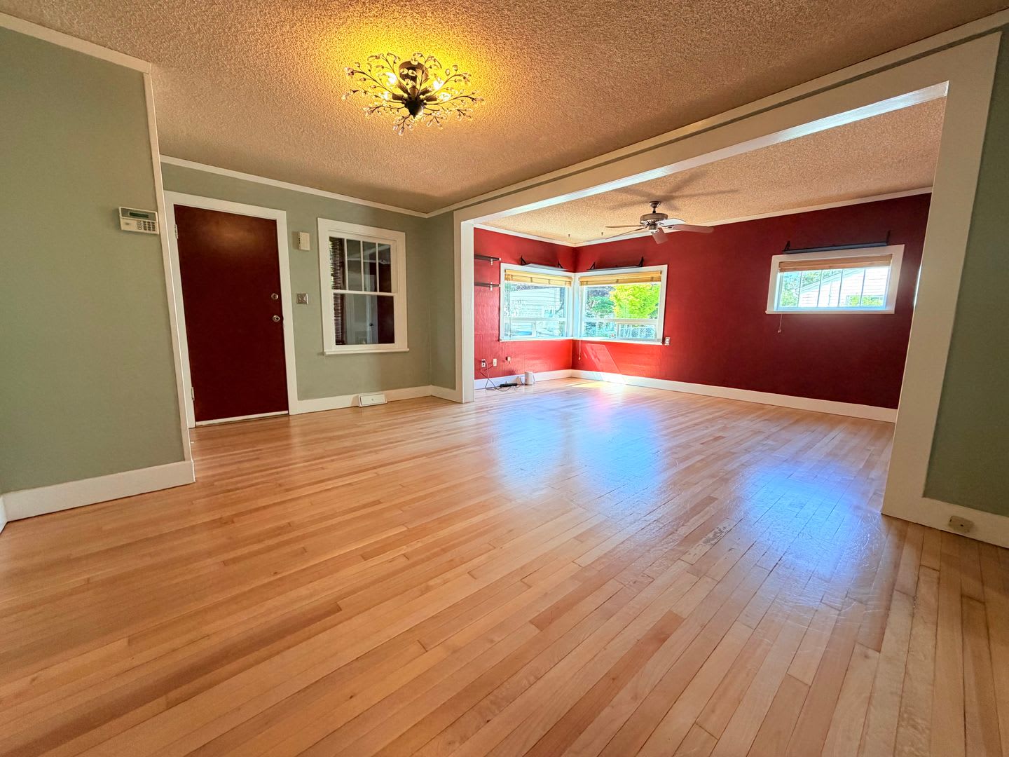 AVAILABLE NOW! Charming 3 Bed, 2 Bath Bungalow in Delridge! – photo 5