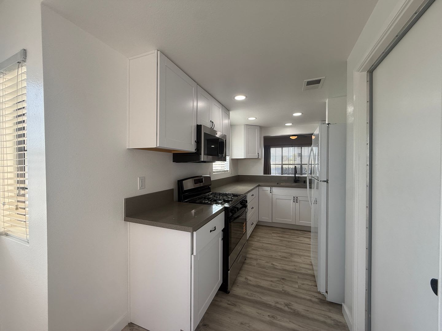 2 Story Condo Available! 2 bedroom + 2.5 Bathrooms – photo 5