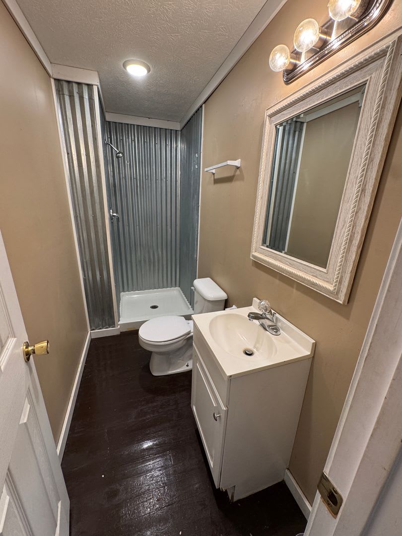 717 Washington St **MOVE IN SPECIAL** – photo 3