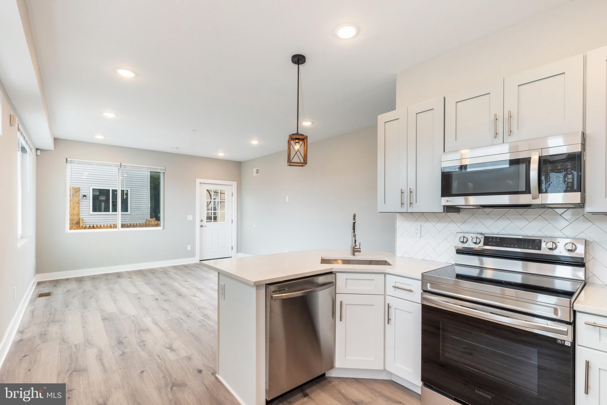 2729 W GLENWOOD Avenue – photo 1