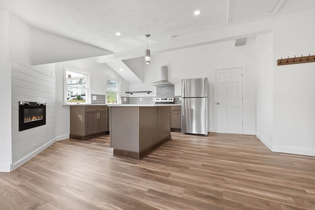 252 Elliott Street – photo 2
