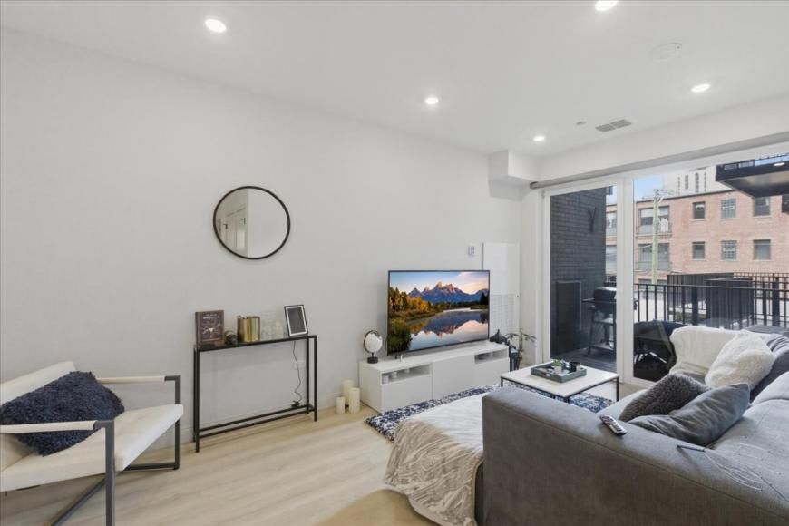 321 West Schiller – photo 2