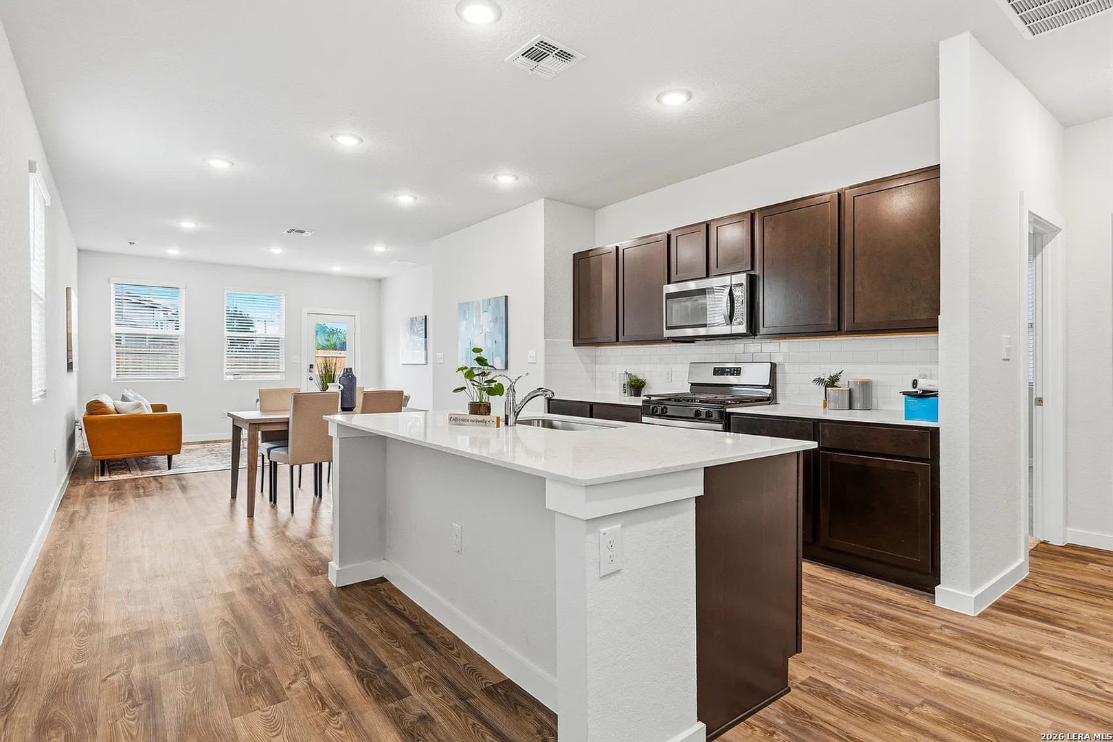 Modern 3Br Home With Upgrades Private Greenbelt Setting – photo 4