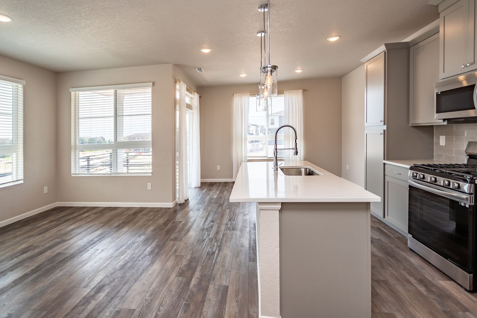 Modern Living in the Heart of a Thriving Community! – photo 4