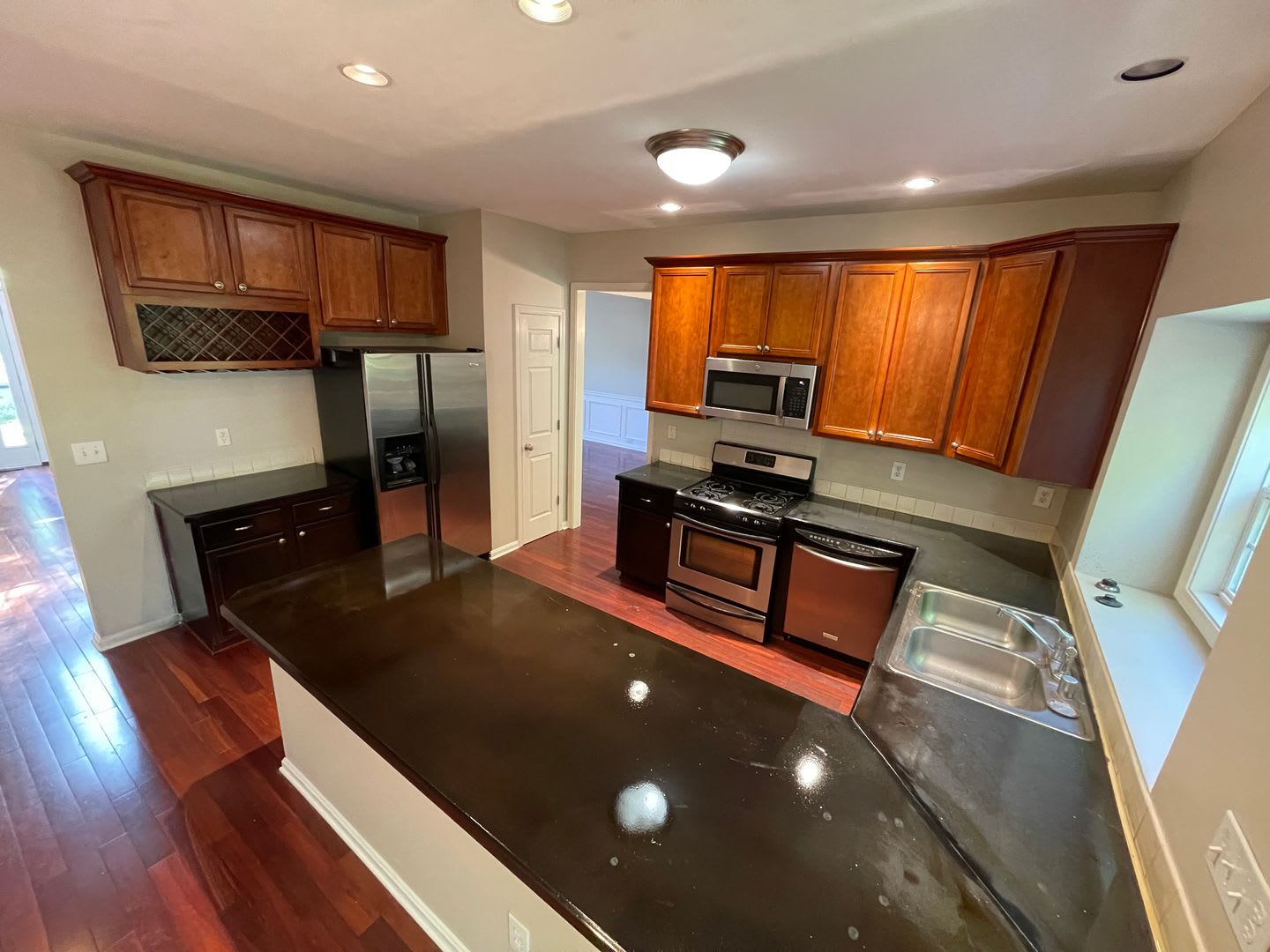 Large Home with Finished Basement & Wet Bar For Rent – photo 4