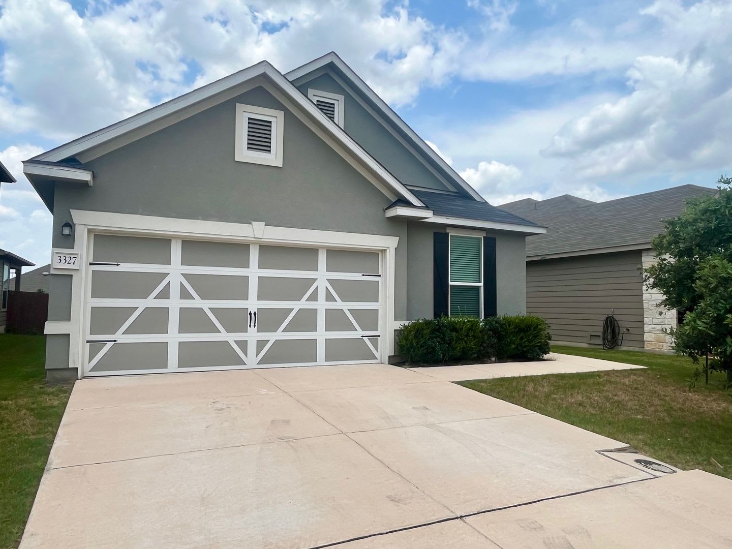 Stop the Car ~ 4/2 Single Story ~ w/ All Appliances Included ~ Solar Panels TOO! – photo 1