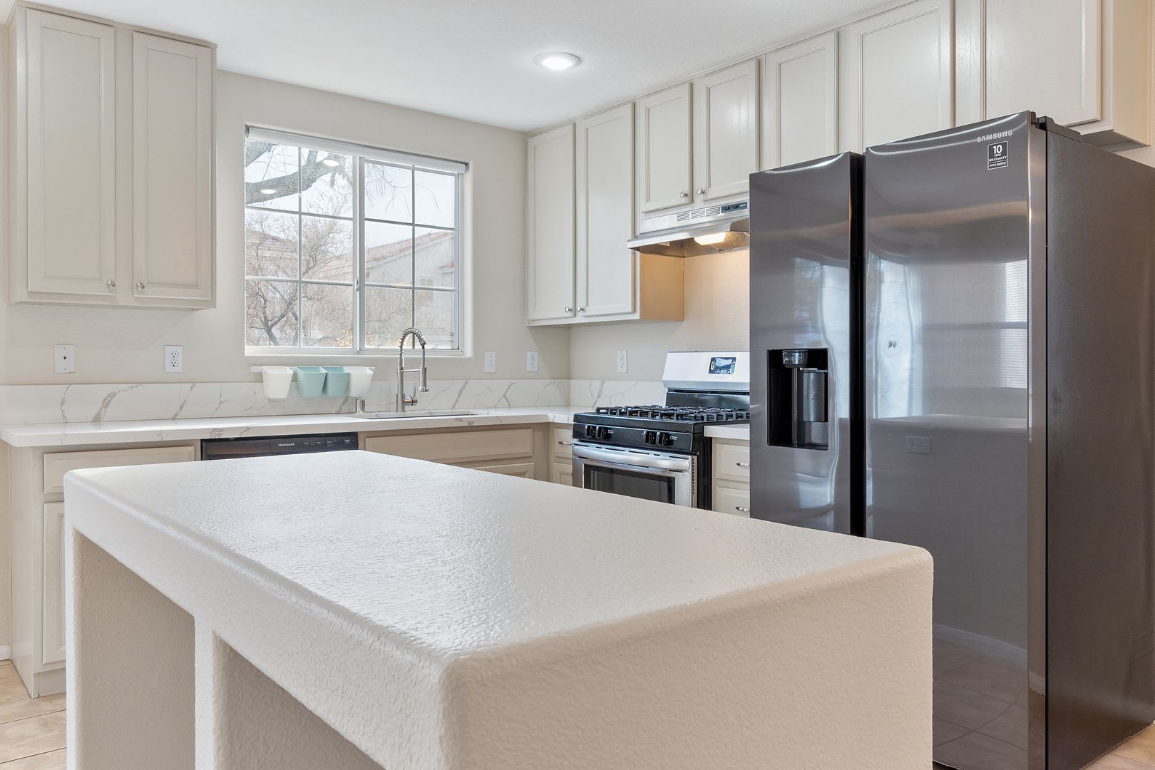 Stylish Gated Community 3 Bedroom Townhome with Solar & Community Amenities! – photo 5