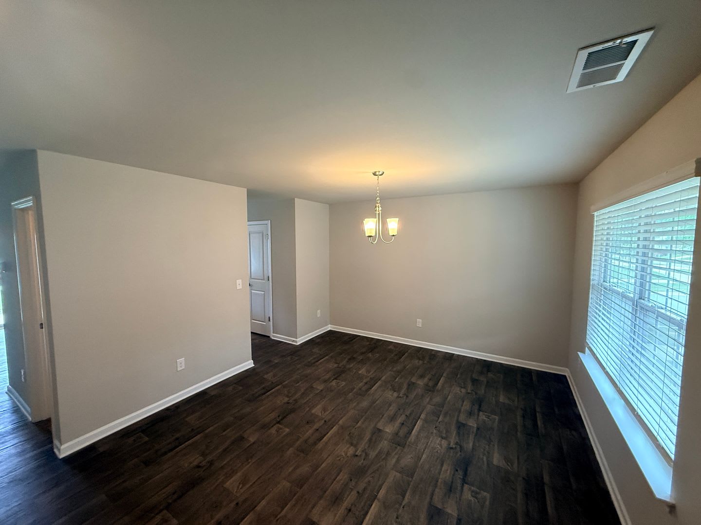 Beautiful Home minutes from the airport! – photo 4
