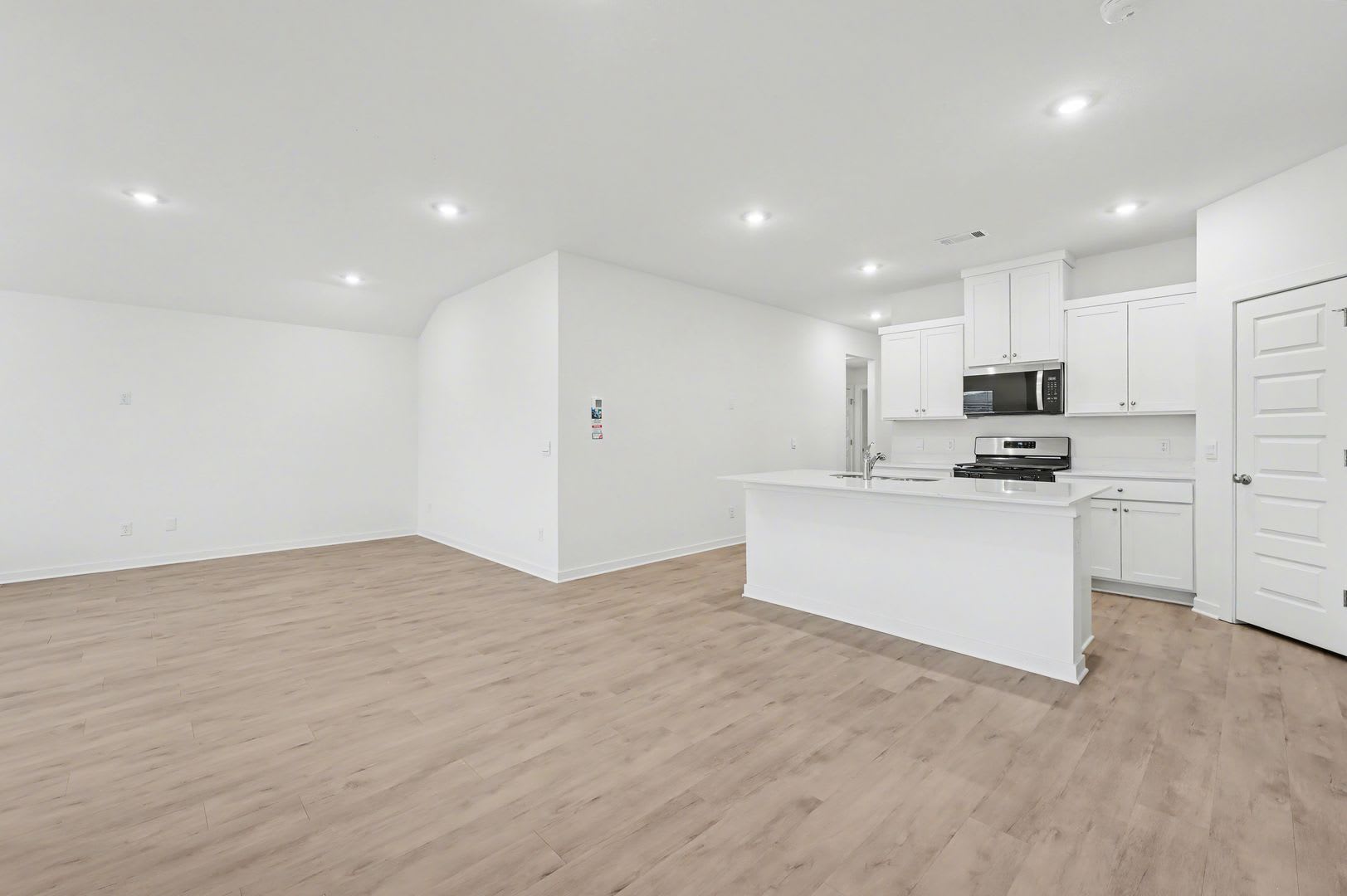 Brand-New 3 Bedroom – photo 2