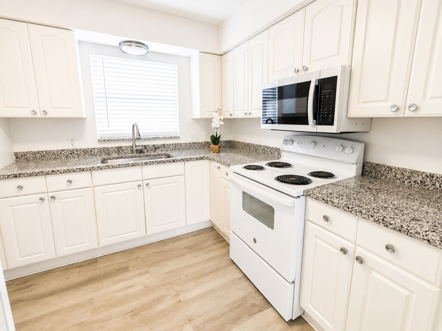Move-In Special! Beautiful 2BR/1BA Apartment – Up to $1,000 Off – photo 5