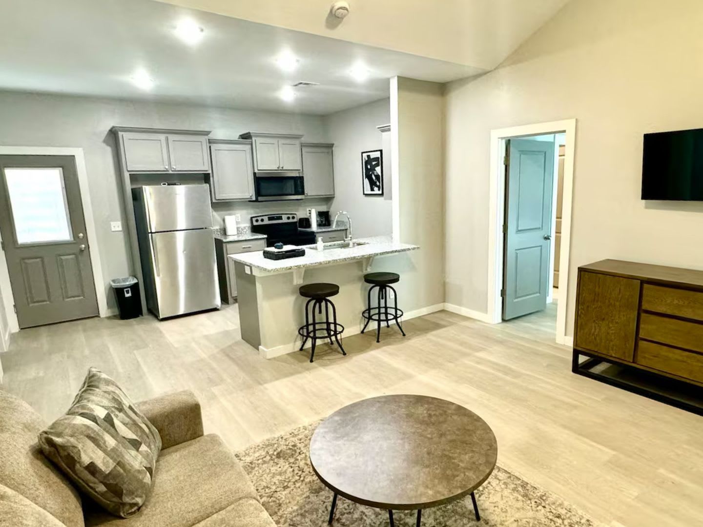 Fully Furnished 2BR/2BA – photo 2