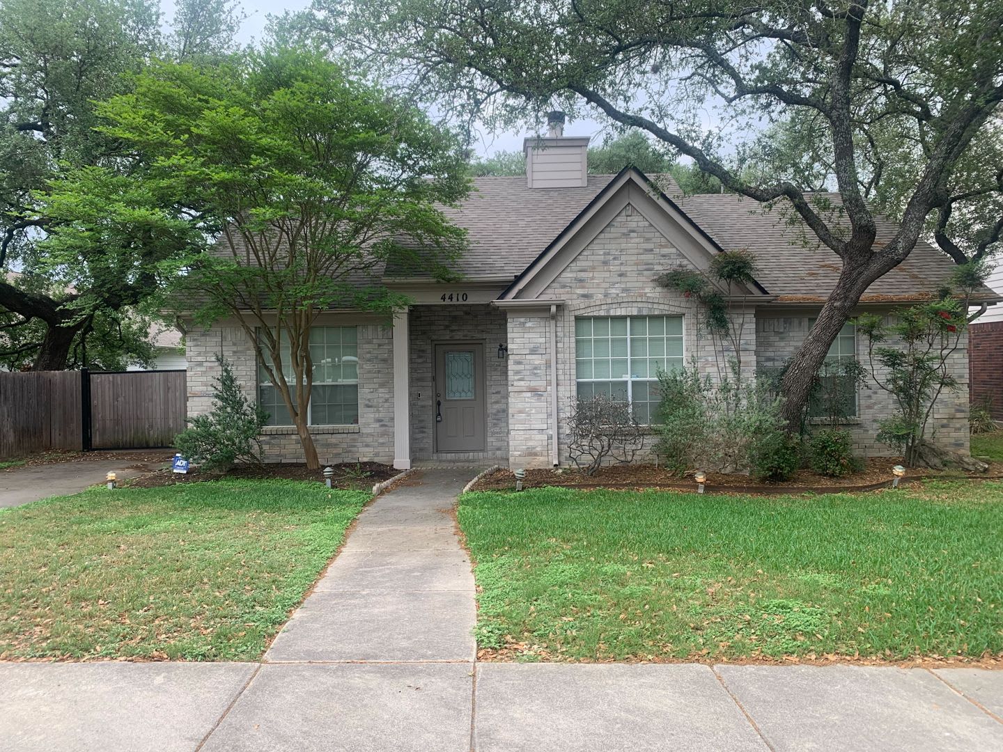 Coming Soon 3 Bedrooms 2 Bathrooms 2 Living Areas Fireplace – photo 1