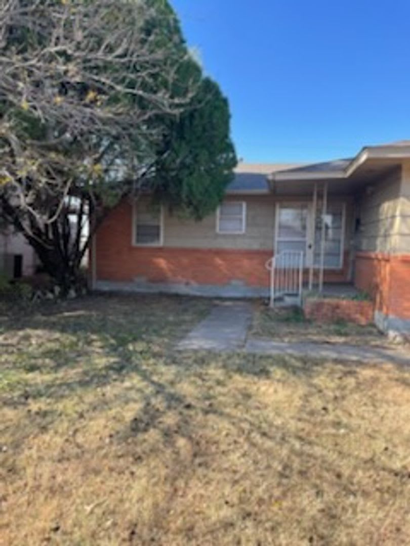 Nice Home In The Ridgecrest Area Pets Negotiable With Owners Approval – photo 1