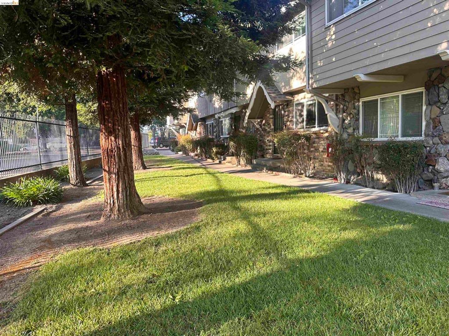 2 Bedroom 1 5 Bathroom Pleasanton Townhome Apartment – photo 4