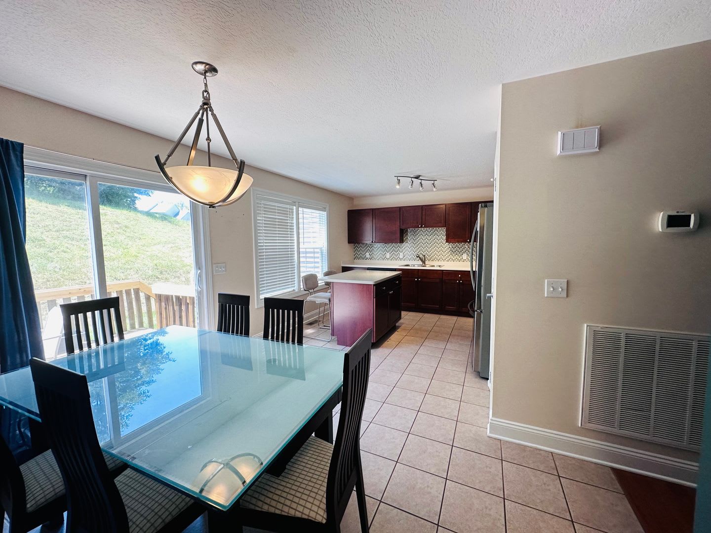 3 Bedroom 2.5 Half Bath Townhouse with 2 Car Garage – photo 3