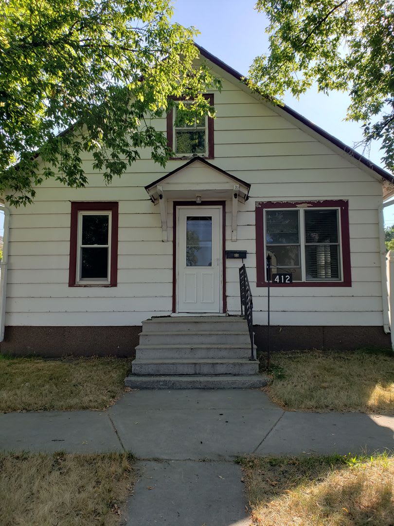 412 3rd Ave NW Jamestown, ND 58401 – photo 1