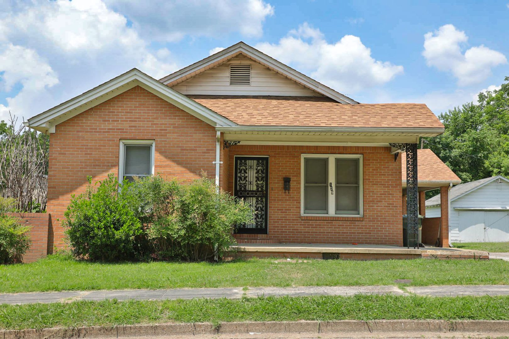 3 BD, 1 BA Charming Brick Home! – photo 4