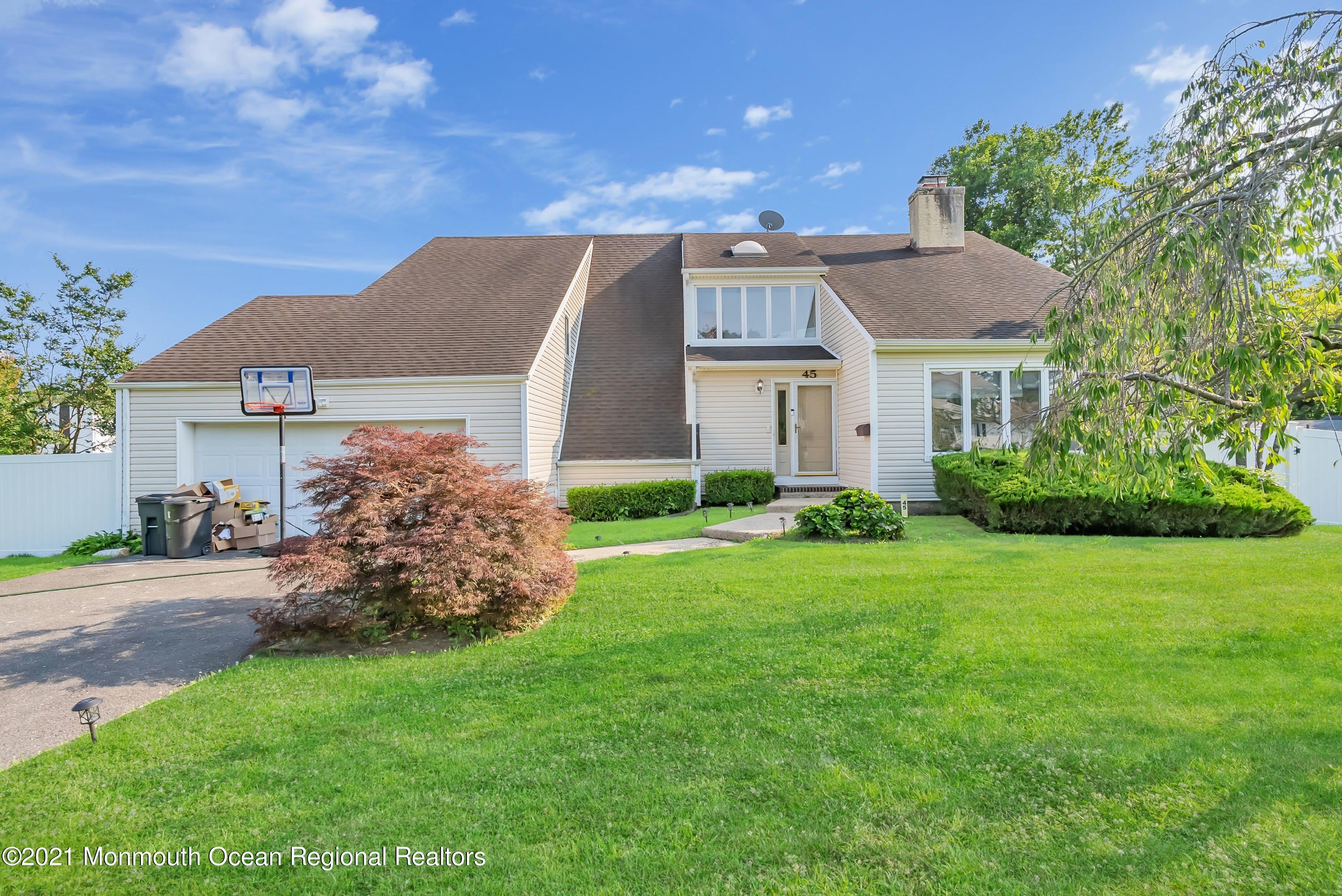 45 Roslyn Court – photo 1