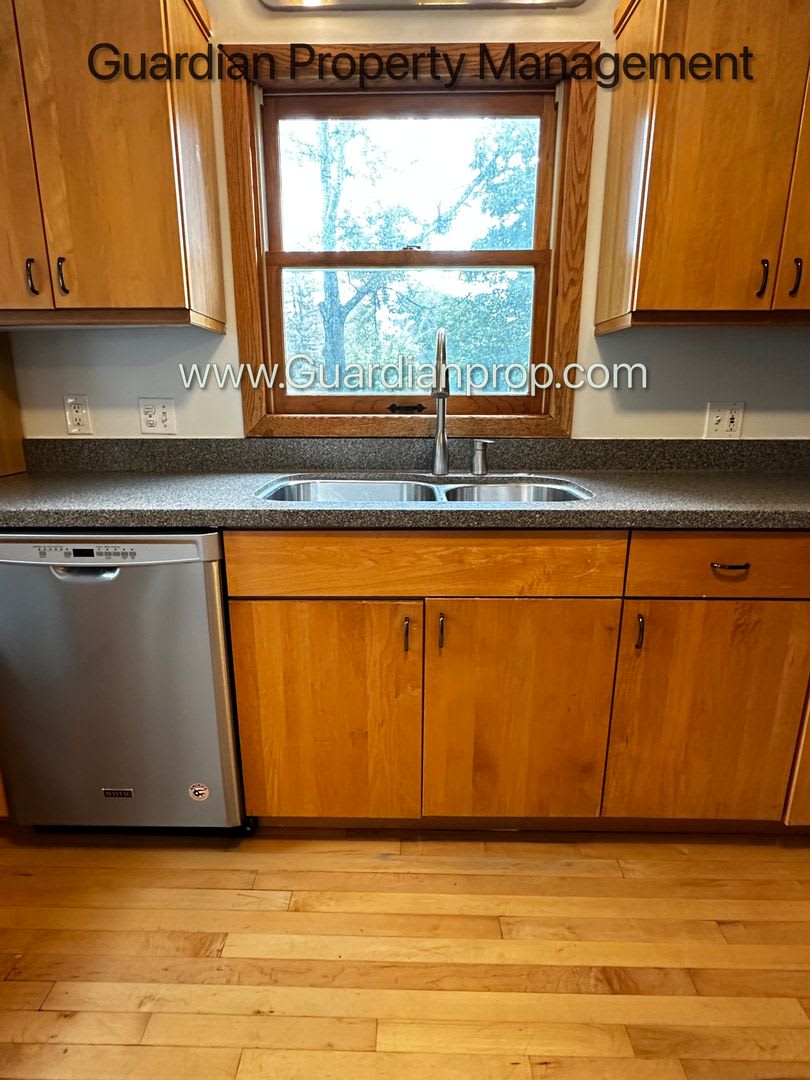 Minnetonka Schools Single Family Home, Corner Lot, Dishwasher, W/D, 1 Car Garage – photo 3