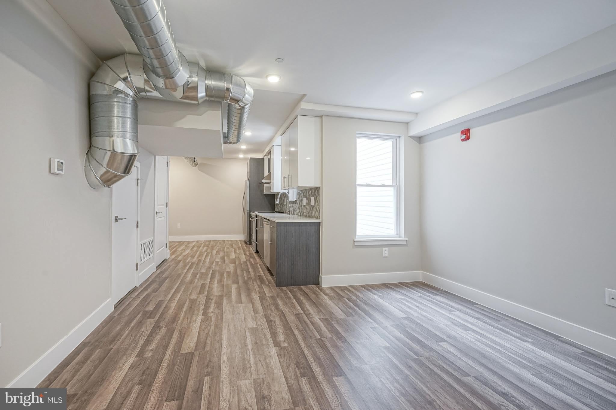 1070 N FRONT Street – photo 3