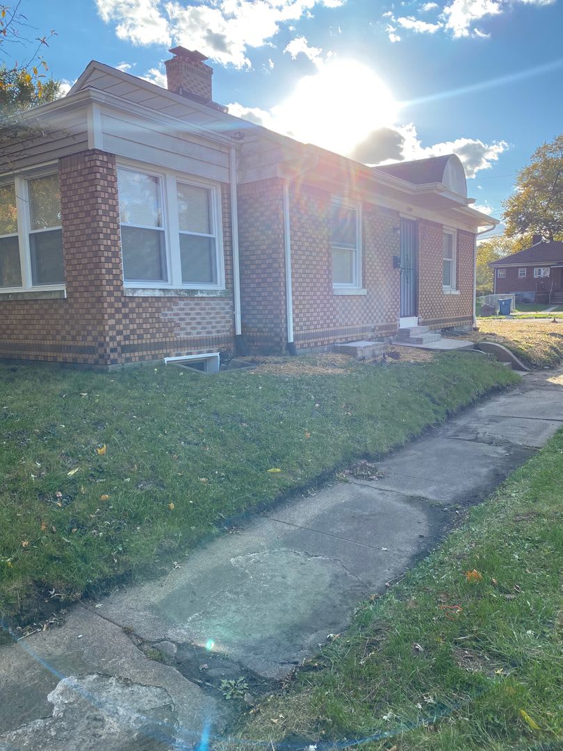 Section 8 Accepted 2 Bedroom Brick Home – photo 2