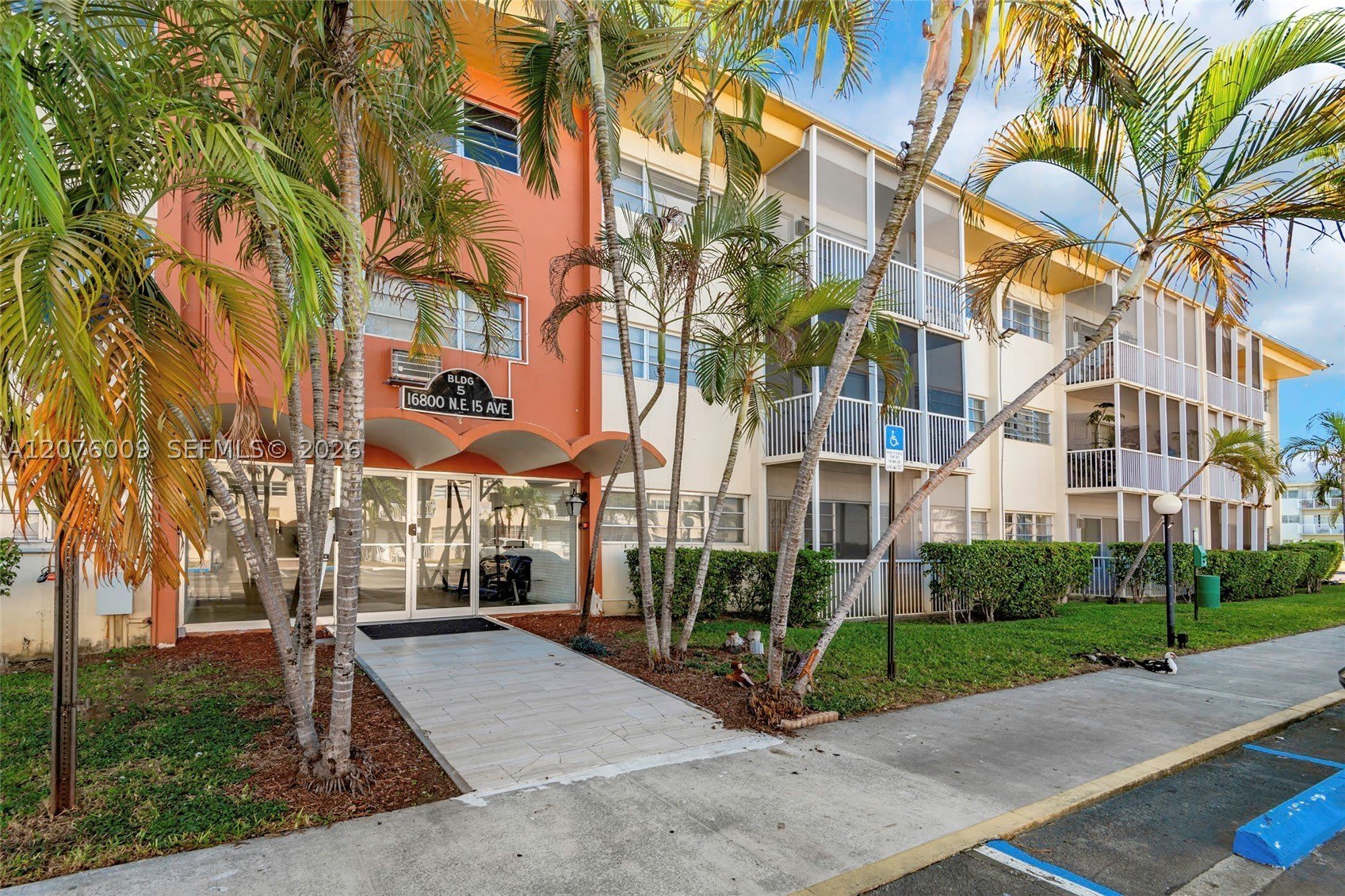 16800 NE 15th Ave – photo 1