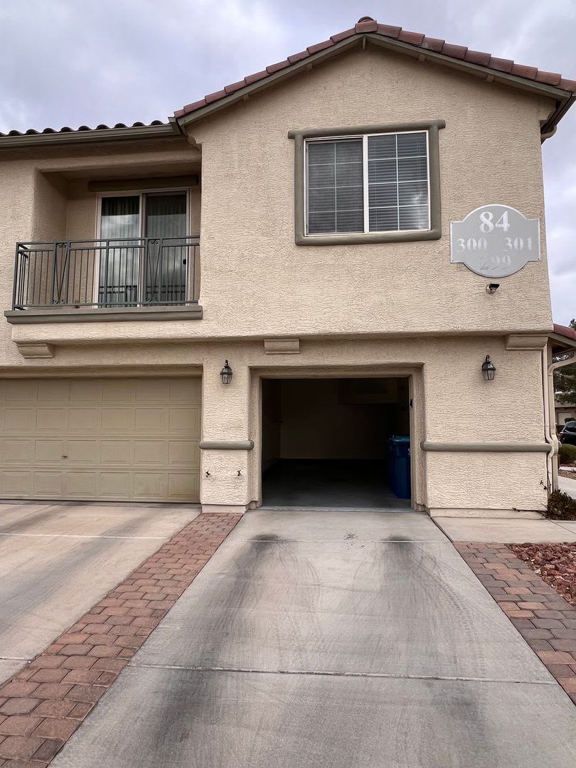 Southwest / Gated / Community pool and spa – photo 3