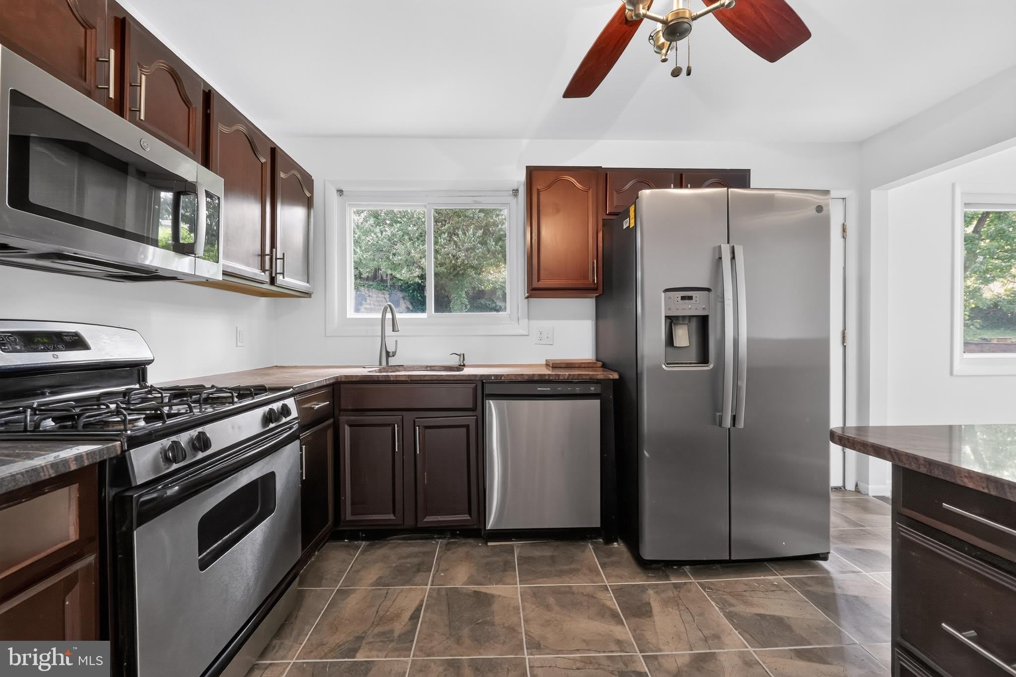 1700 Jarvis Avenue – photo 4