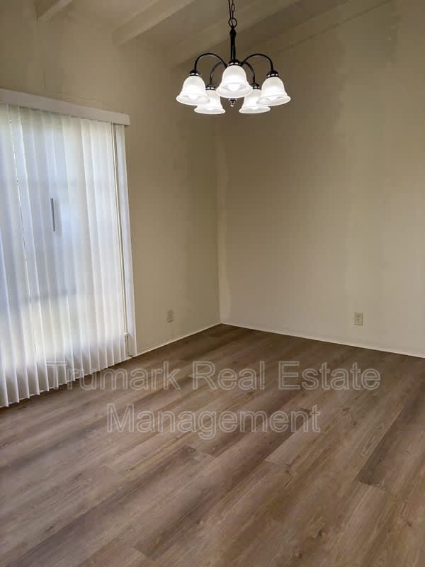 1037 E Glenoaks Blvd – photo 1