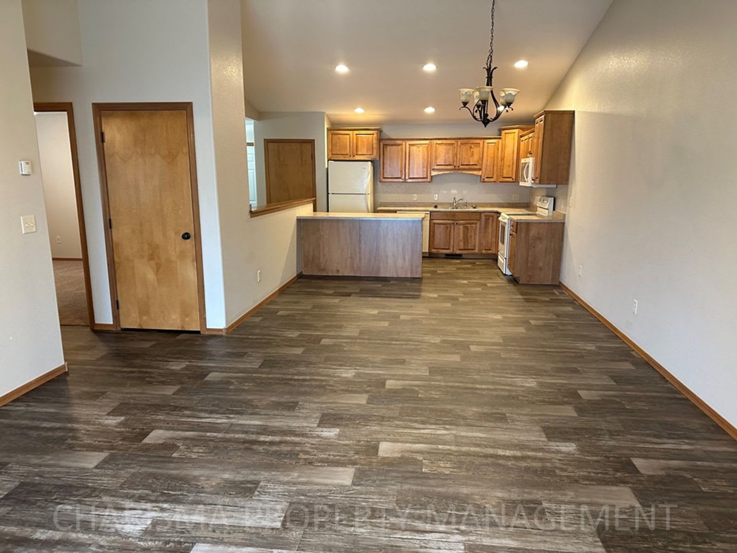 4 Bedroom 2 Bath Town Home Pet Friendly Amenity Filled Double Attached Garage – photo 2