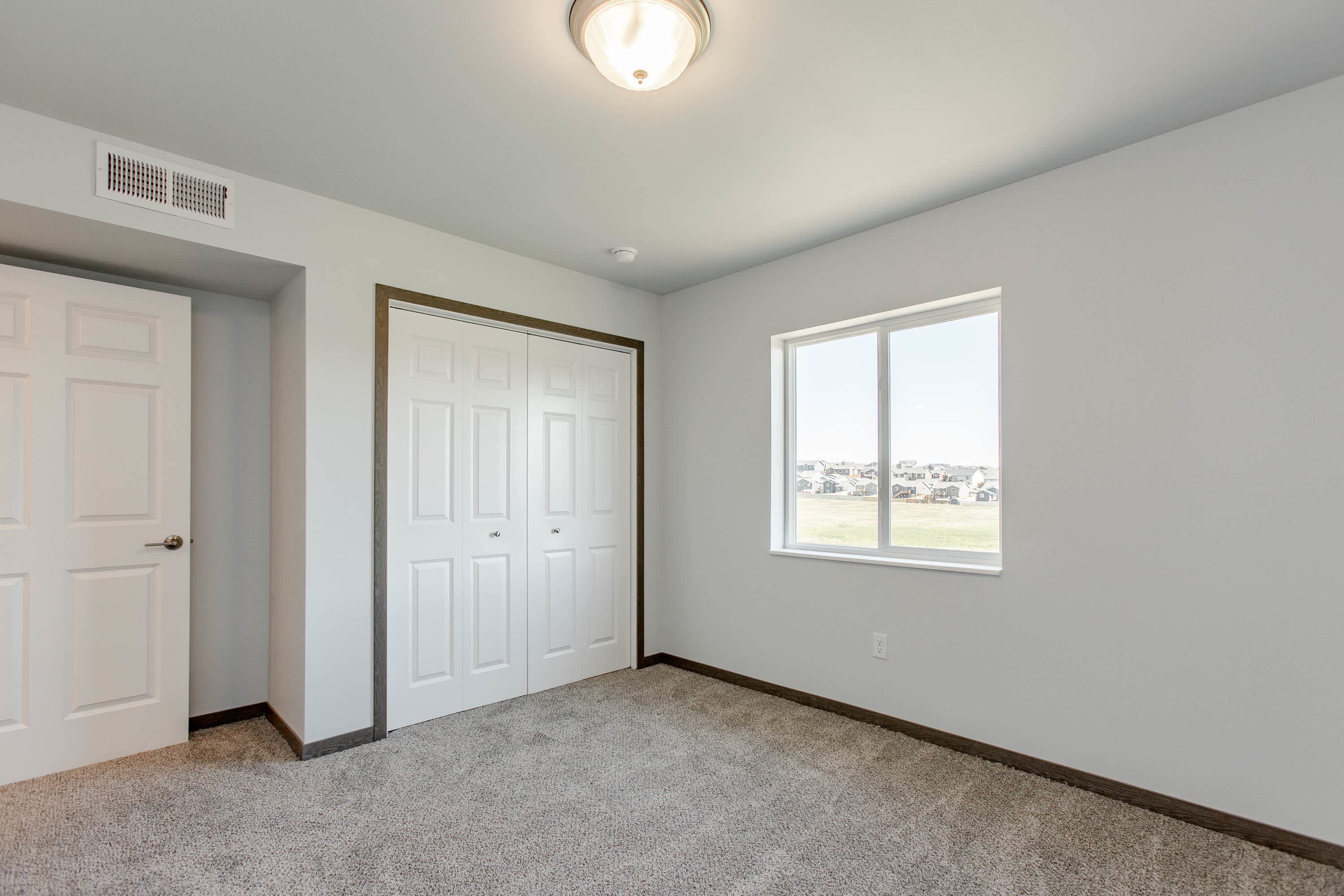 1050 Valley Dr – photo 2