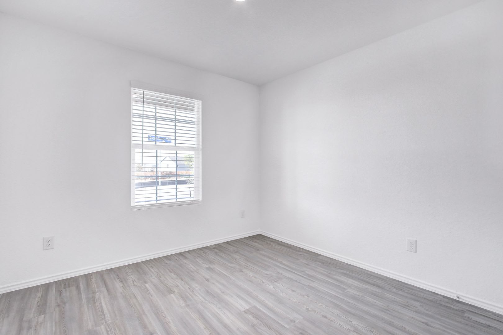 Modern 4-Bedroom Home with Prime Location and Efficient Features – photo 5