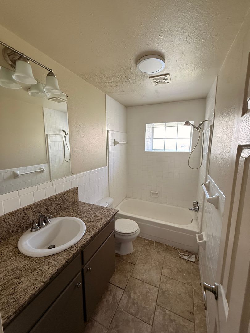 2 Bedroom 1.5 Bath Apartment Close to Campus! – photo 4
