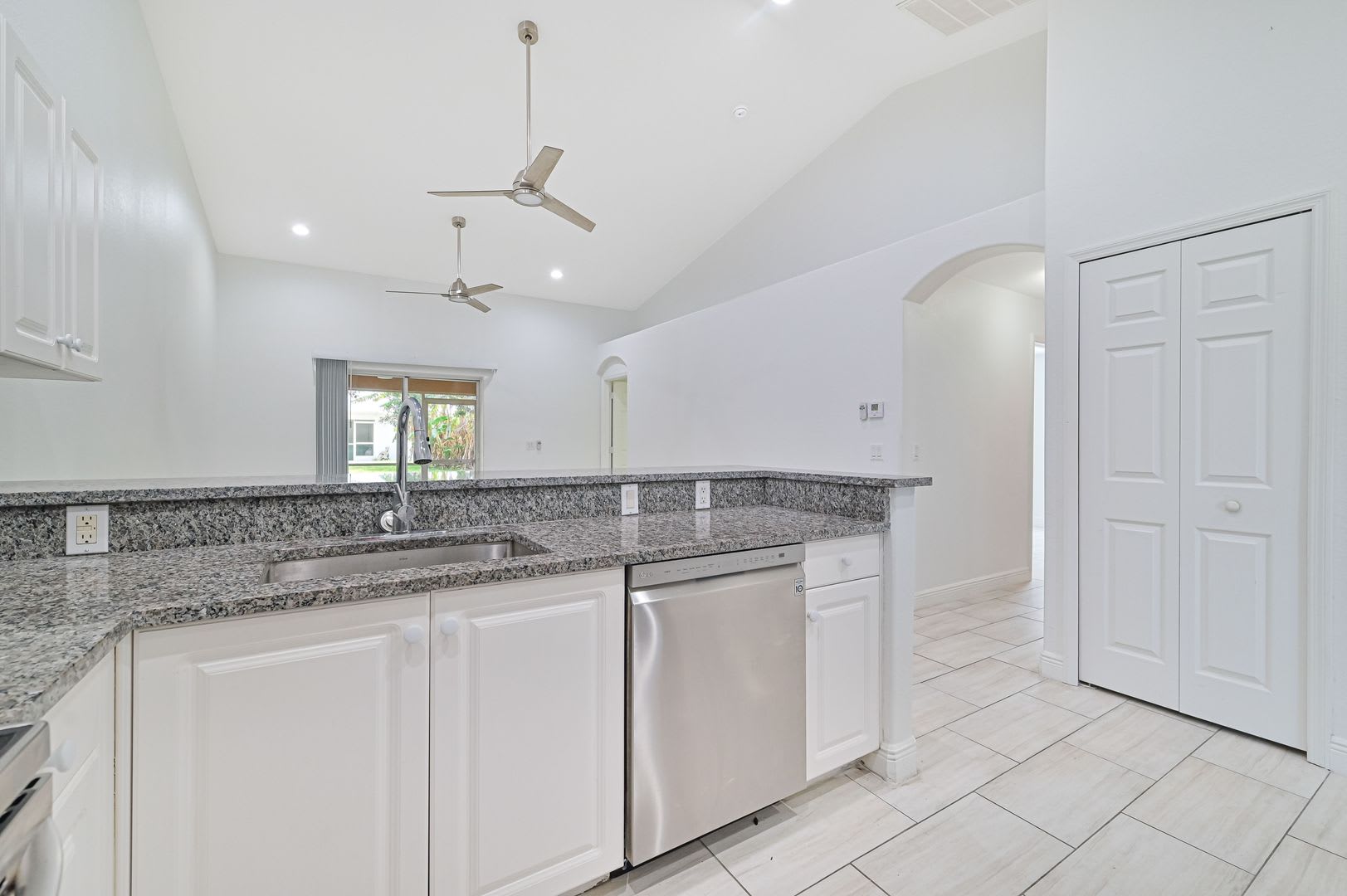 ** Rarely Available ~ 3/2 Duplex W/ 2 Car Garage ~ Updated ** – photo 4