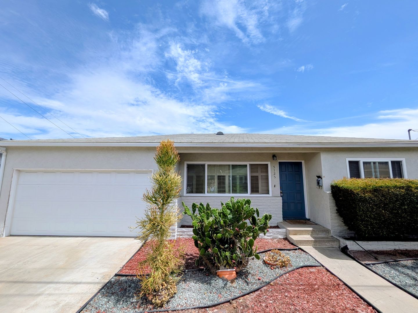 5 Bedroom House w/ A/C + Laundry in College East – photo 1
