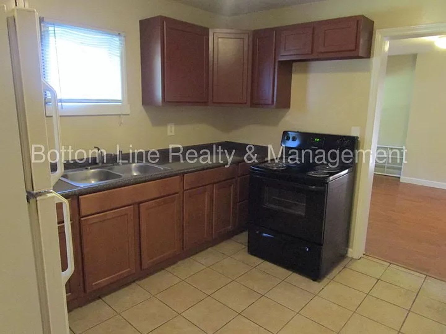 Room in 3 Bedroom Home at Plainview Rd – photo 2