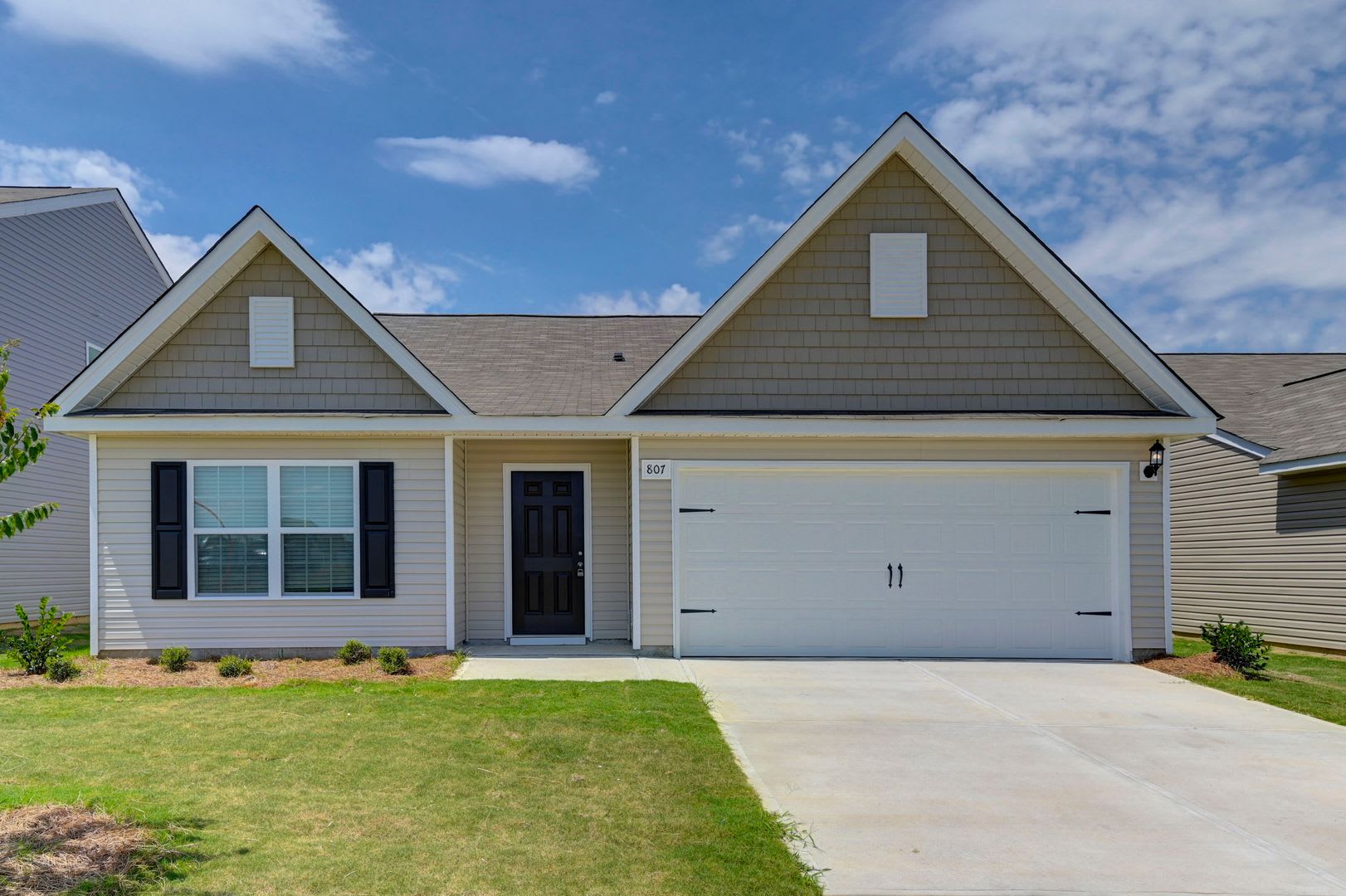 Welcome To 807 Red Berry Lane A Charming And Modern Rental Home That Combines Luxury And Comfort In Every Detail – photo 1