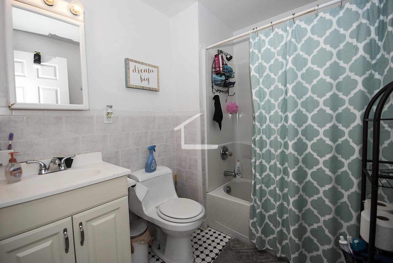 Charming 4 Bedroom -No Broker Fee – photo 1