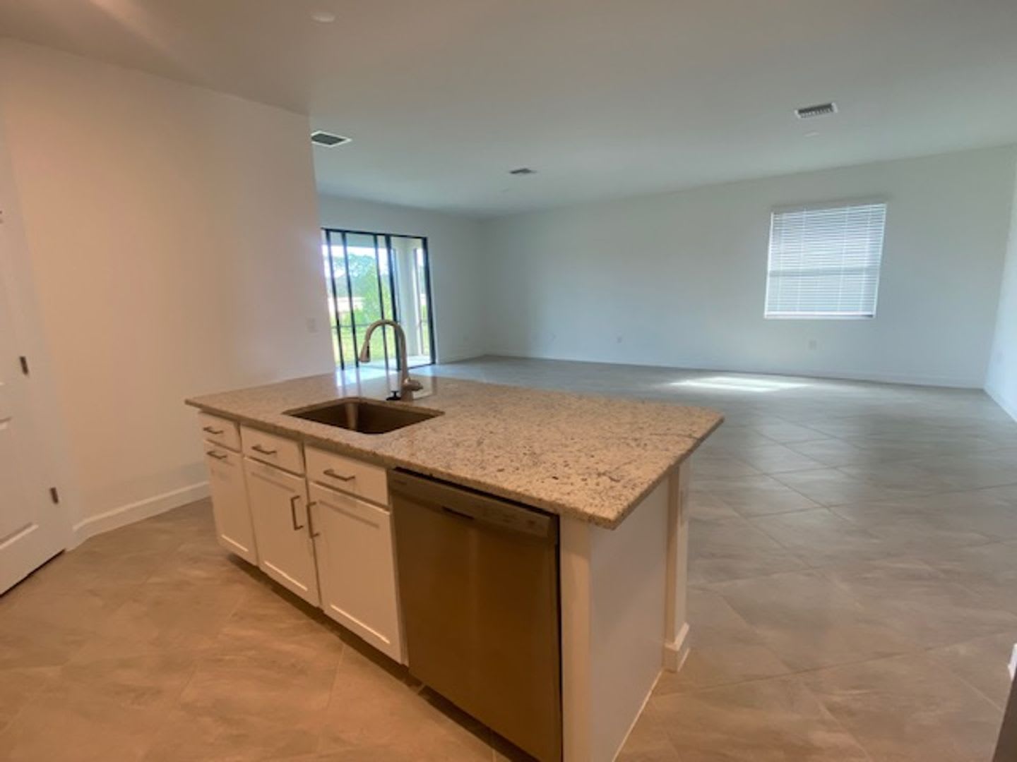 4 bedroom 3 bathroom home in Timber Creek – photo 4