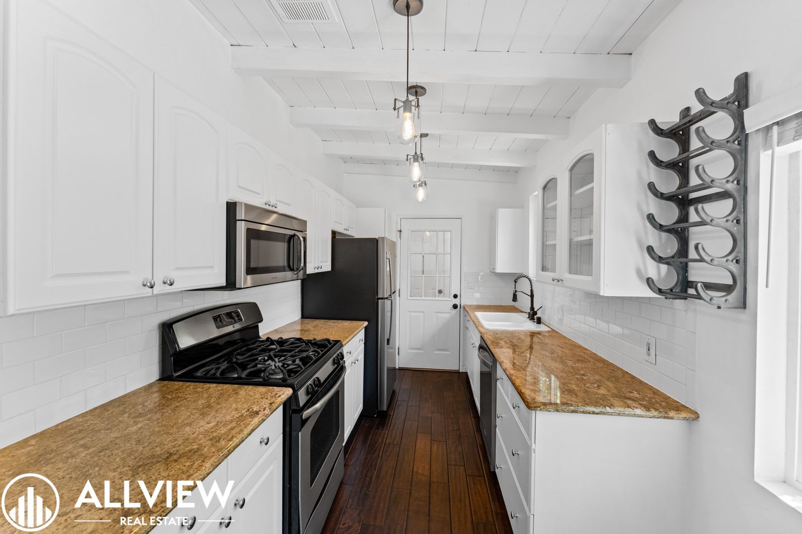 Gorgeous 2 Bed, 2 Bath Front House Available in Eastside! – photo 3